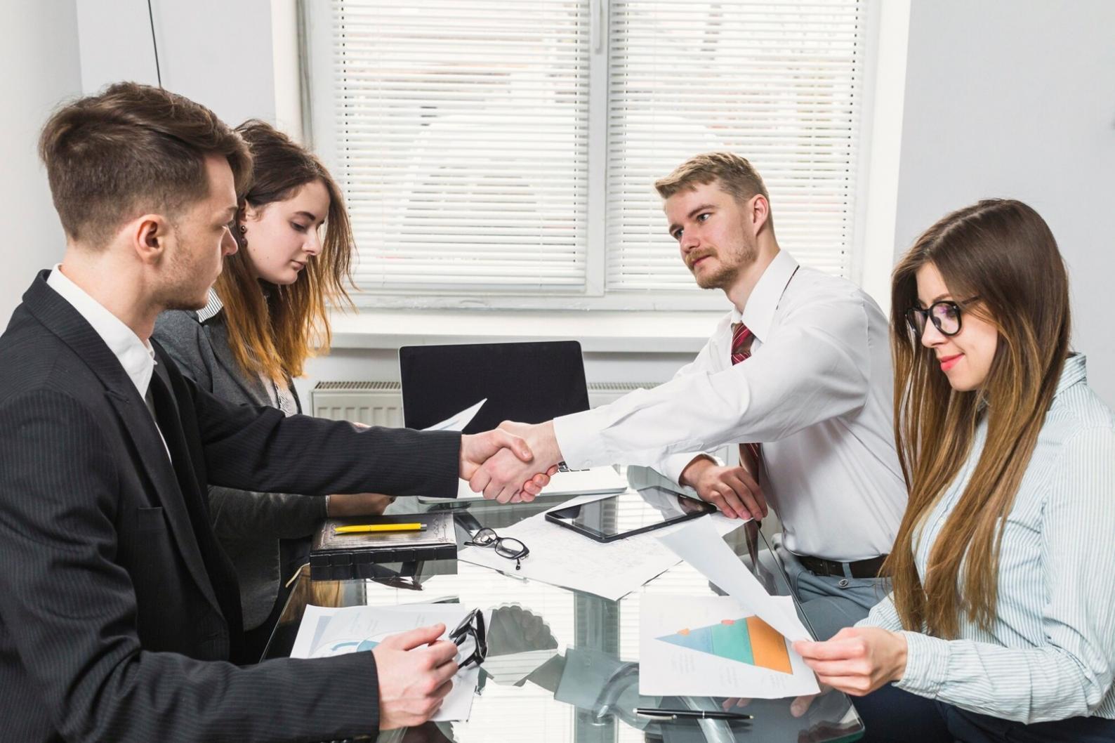 Estudantes a trabalhar em projetos de web design