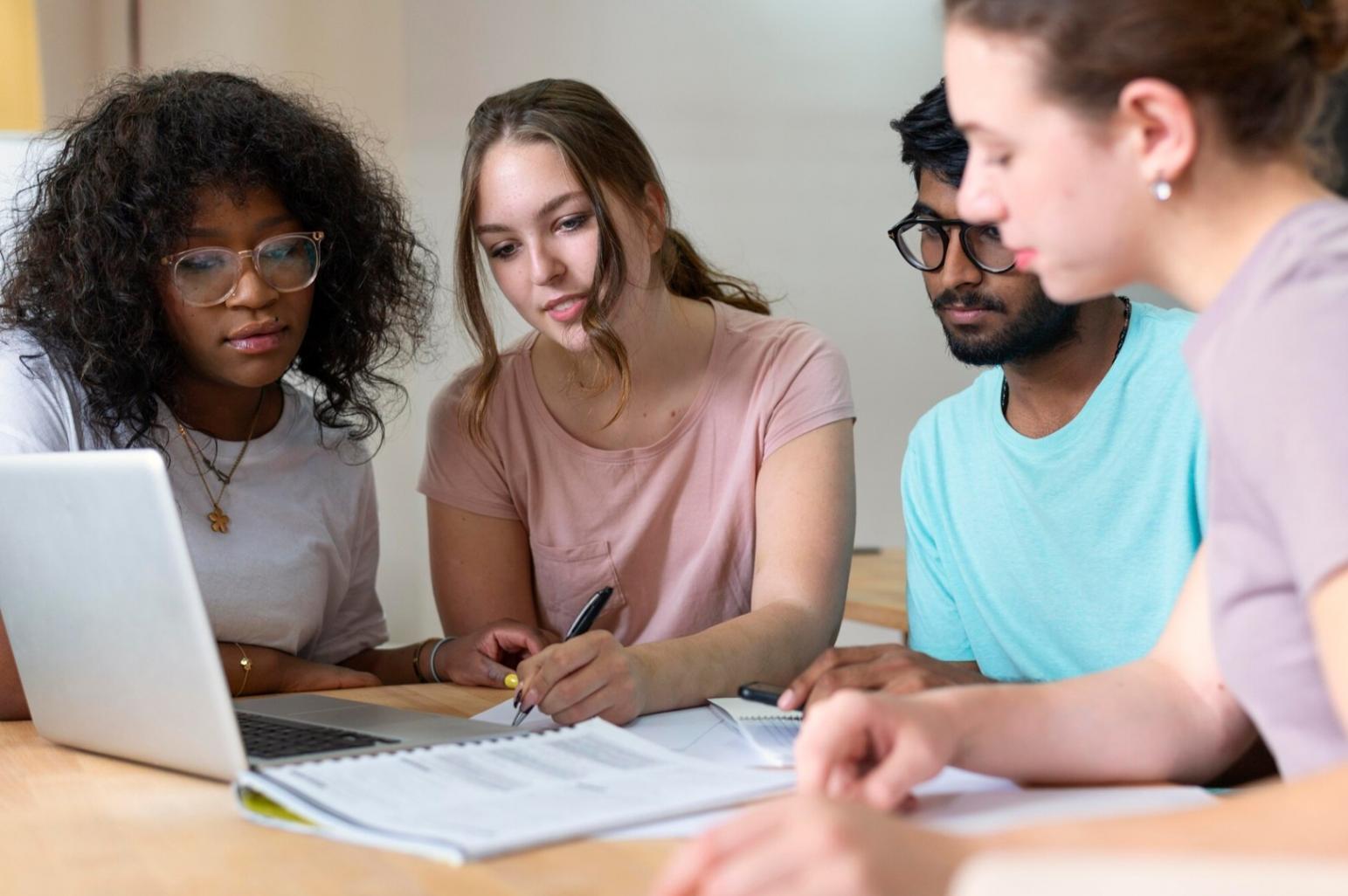 Processo colaborativo de desenvolvimento web com foco em princípios de layout